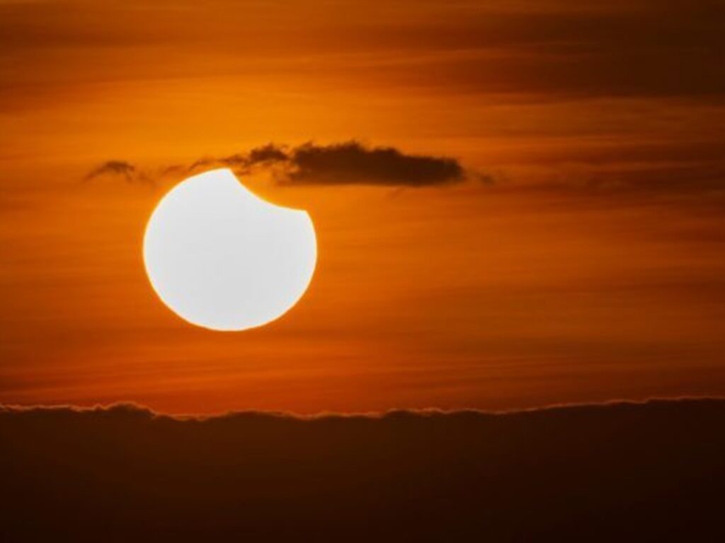 A qué hora es y cómo ver el eclipse parcial de Sol desde Mendoza