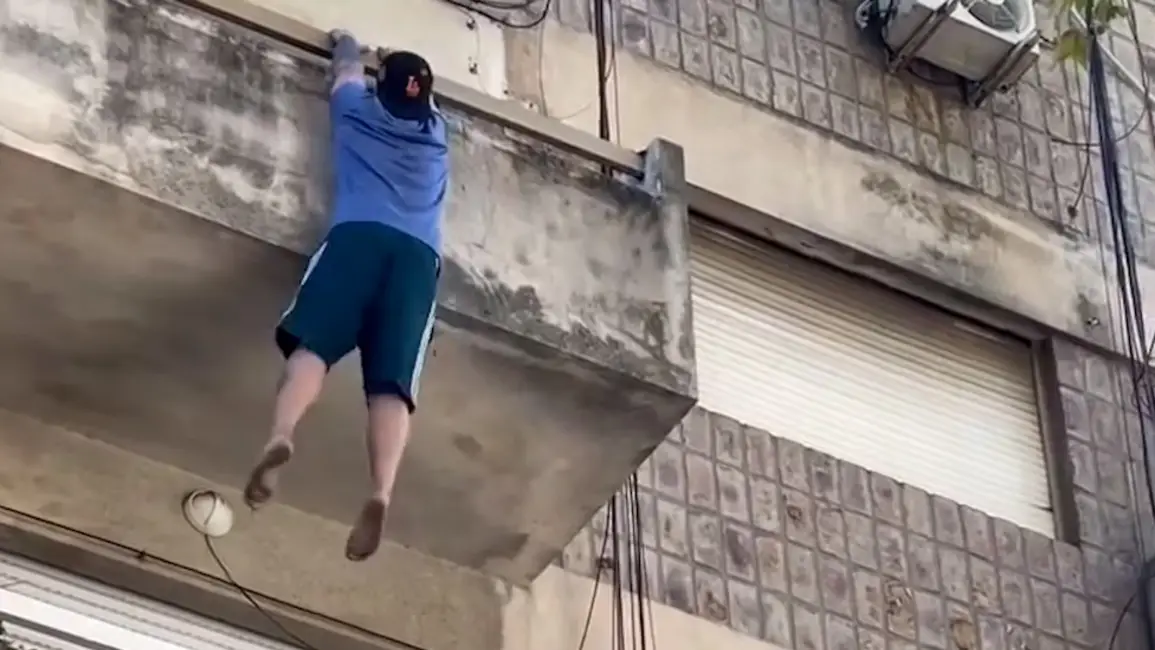 ¡De película! Cayó de un 4° piso y el patrullero que estaba abajo le salvó la vida