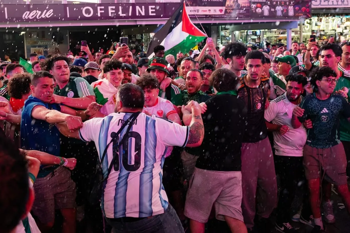 Nueva York: hinchas de Argentina y Argelia se enfrentaron a golpes en Times Square