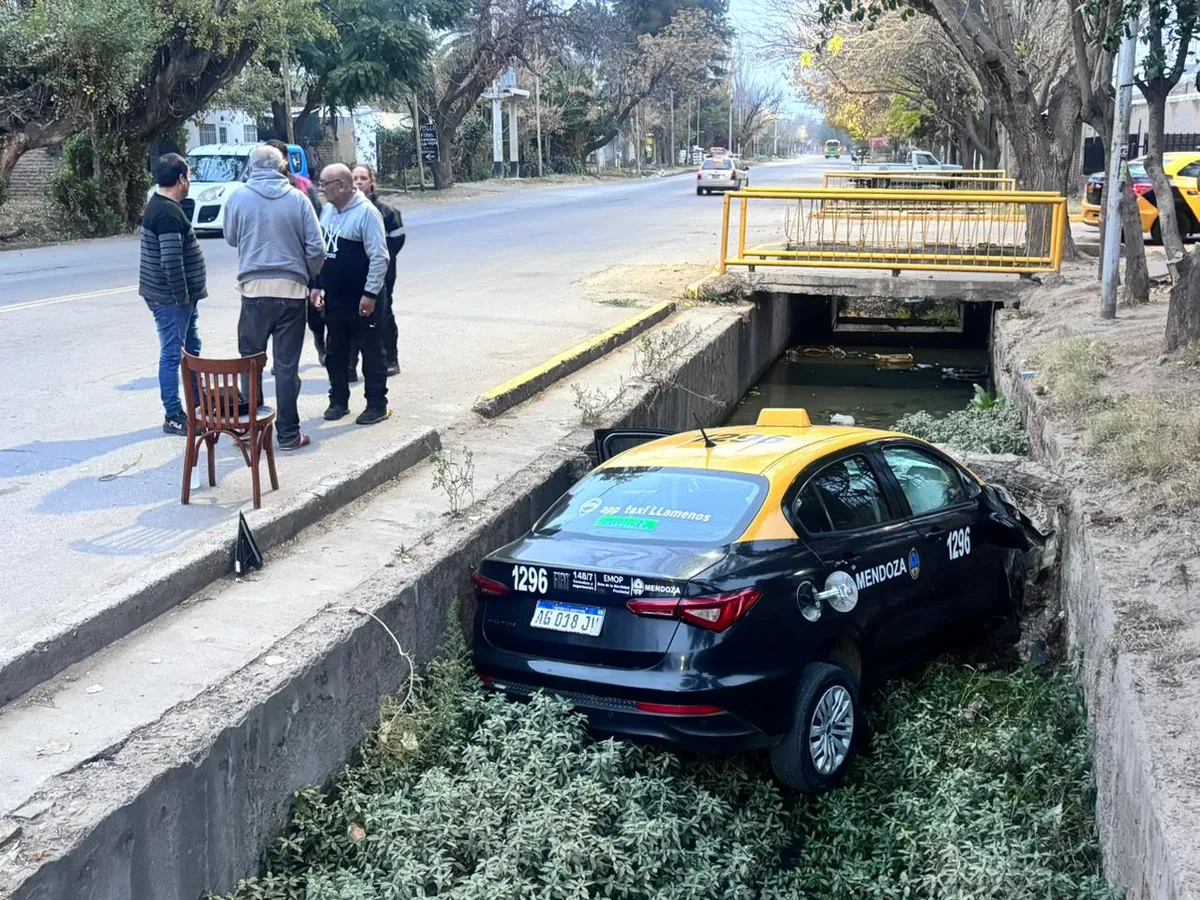 Ileso de milagro: Cayó al zanjón en Las Heras y la mugre acumulada le salvó el auto del desastre