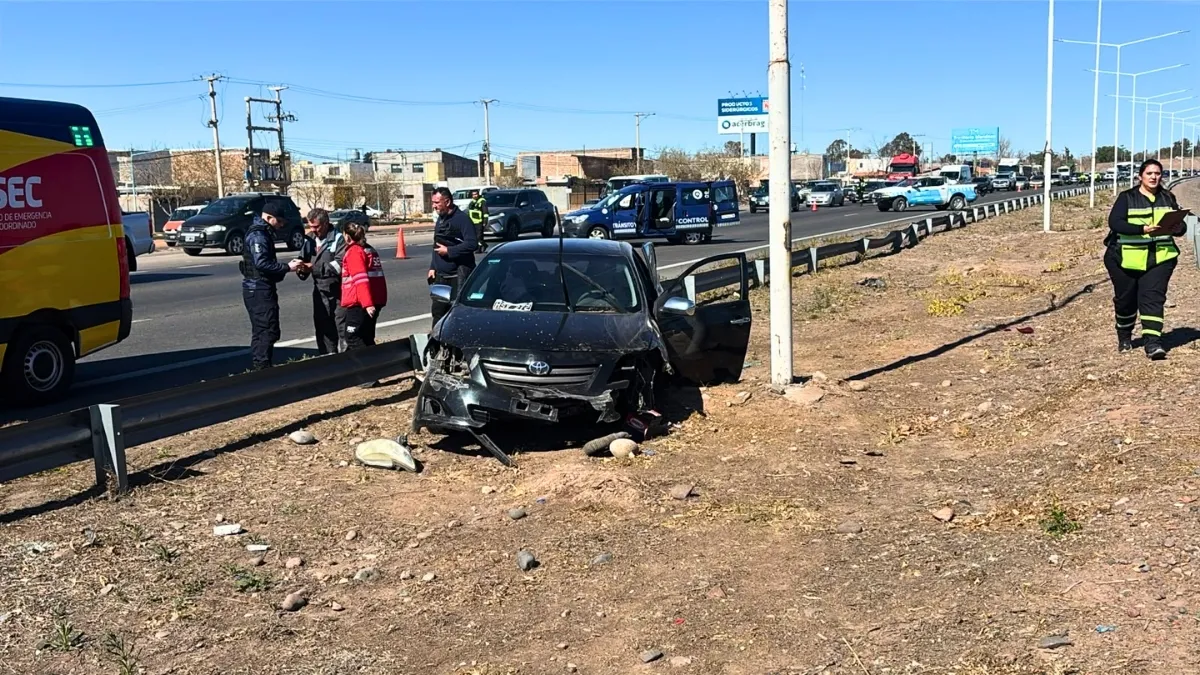 Acceso Sur: un auto saltó el guardarraíl, chocó contra un poste y el conductor resultó herido