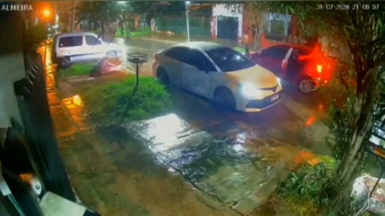 Robaban un auto, el cortacorriente los dejó a pie y la cámara los grabó en vivo