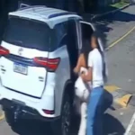 ¡Los nervios le ganaron!: arrancó el auto camino al hospital y se olvidó de su esposa embarazada