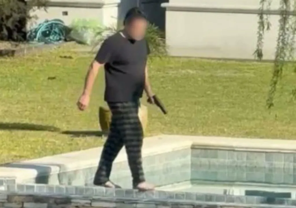 Escándalo en Nordelta: filmaron a un vecino en pijama disparando contra carpinchos